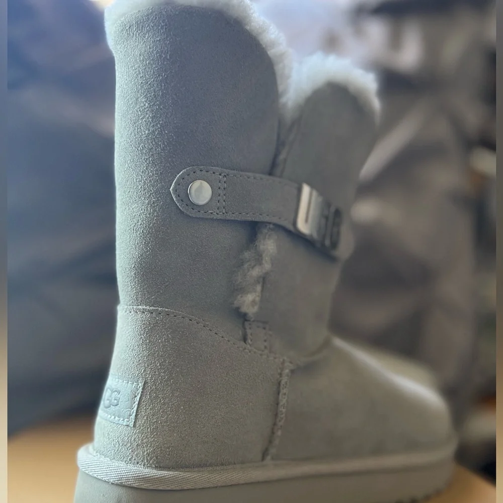 UGG Bailey Metal Graphic Leather - Picture 6 of 11